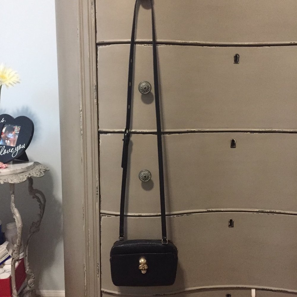 ✨Punchcase by Leslie Hsu Shiny Pebbled Faux Leather Black Crossbody Skull Purse